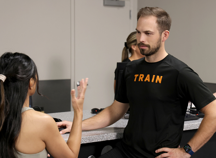 crunch personal trainer with client
